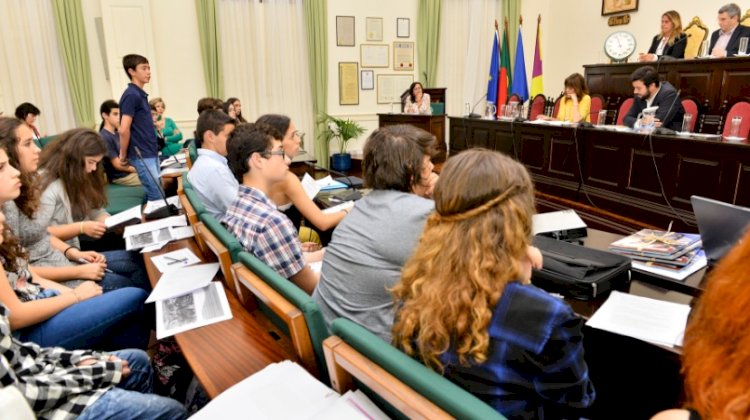 Assembleia Municipal Jovem do Funchal é finalista de prémio nacional e votação decorre até 31 de maio
